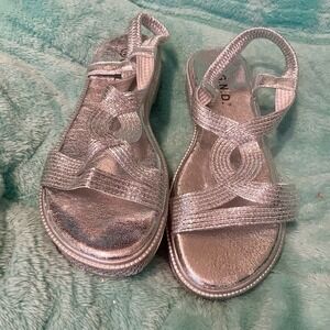 NWT G.N.D. Womens Casual Metallic Strappy Slingback Sandals Silver Size 6